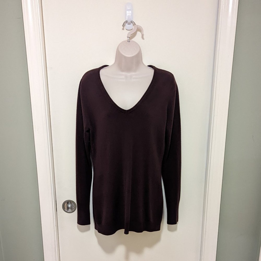 Women's New York & Company Maroon V neck Form Fitting Sweater Size Large